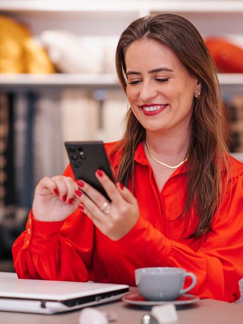 Ensaio de marca pessoal com identidade visual elegante em loja de decoração.

'