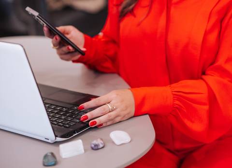 Detalhe de look feminino com acessórios dourados, estilo moderno e sofisticado.

'