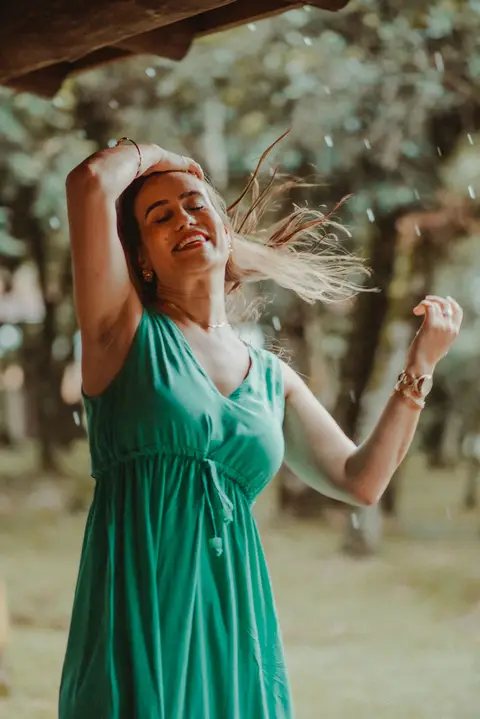 Ensaio feminino com foco no sentir, retratando a beleza real da mulher em contato com a natureza.'