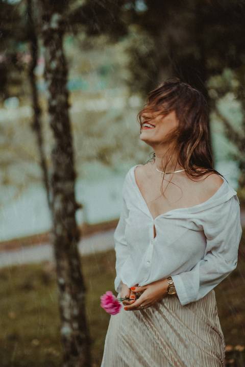 Ensaio poético de mulher na natureza, com elementos simbólicos e clima introspectivo.'