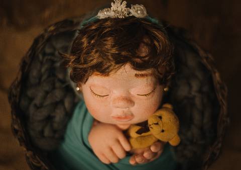 Treinamento de fotografia newborn com boneca reborn embrulhada em manta, usada por Aline Fontes em mentorias práticas.'