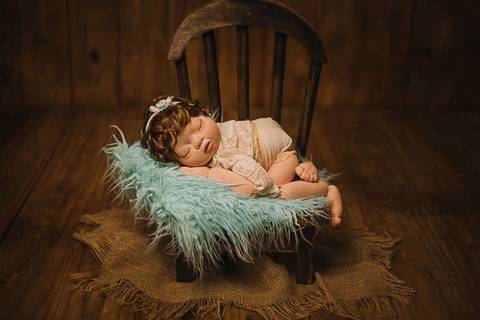 Top view de boneca reborn Jolie com urso, ideal para estudo de enquadramento e ambientação em fotografia profissional de recém-nascidos.'