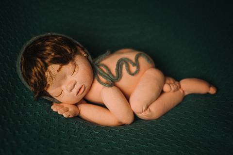 Ensaio newborn com boneca reborn hiper-realista de transição, demonstrando posicionamento fetal em ambiente controlado para estudo de luz e composição.

Imagem 3'