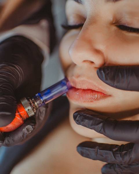 Aplicação de pigmento em lábios com dermógrafo – micropigmentação labial.'