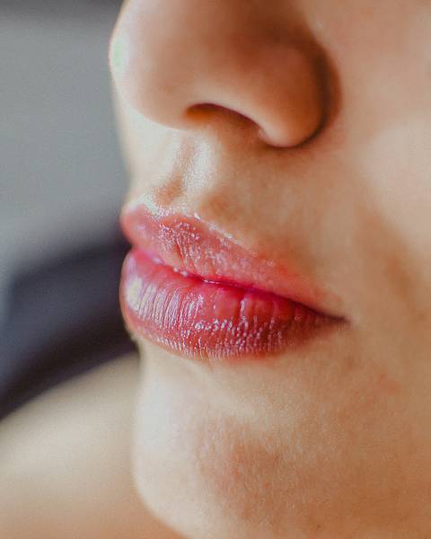 Close de lábios finalizados com micropigmentação estética.'