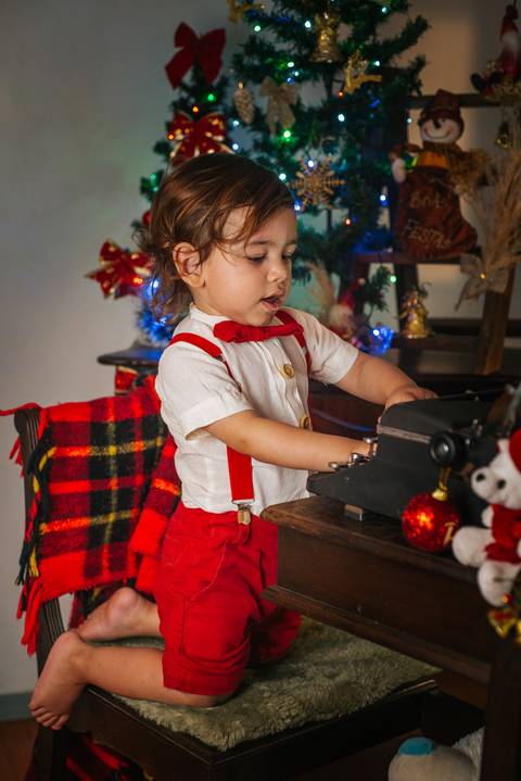 Inspiração de ensaio natalino com árvore iluminada em Rio Grande RS.'