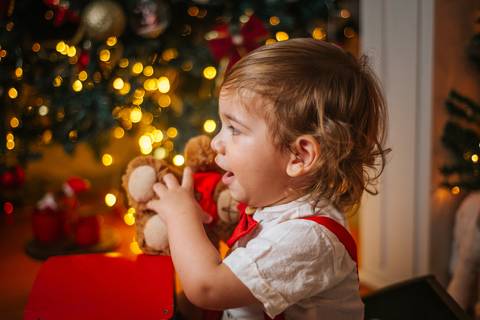 Inspiração de fotos de Natal com luzes quentes e ambiente minimalista.'