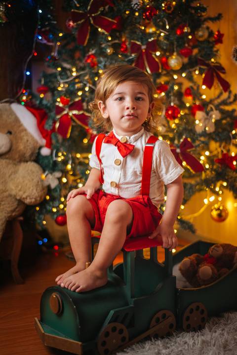 Ensaio de Natal com crianças em cenário temático sofisticado.'