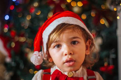Bebê Evan em ensaio de Natal com decoração aconchegante em Farroupilha RS.'