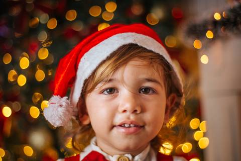 Ensaio natalino familiar com pais e filhos em decoração clássica.'