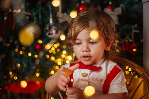 Ensaio de Natal em casa com família reunida.'