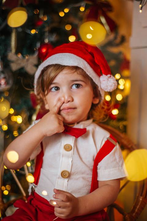 Inspiração de ensaio natalino com irmãos pequenos.'