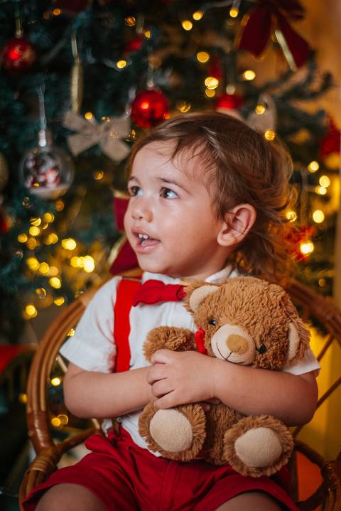 Fotografia de Natal do Evan com elementos clássicos natalinos.'