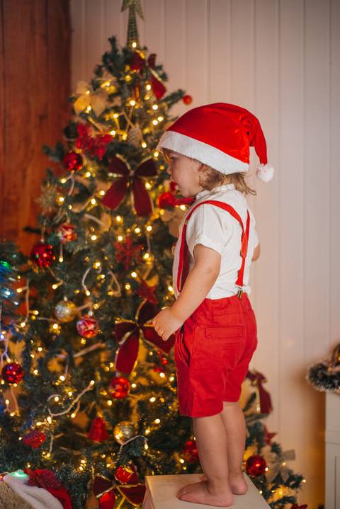 Ensaio de Natal infantil com estética elegante e suave.'