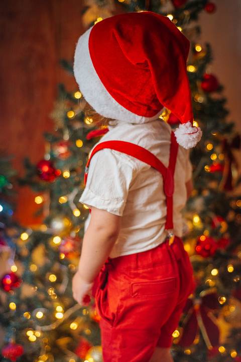 Ensaio de Natal para recém-nascidos com acessórios delicados.'