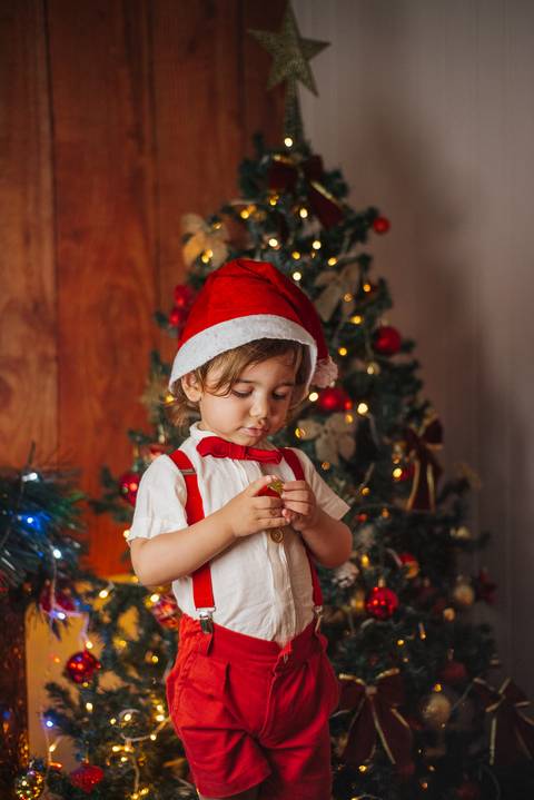 Fotografia newborn em atmosfera suave para o Natal.'