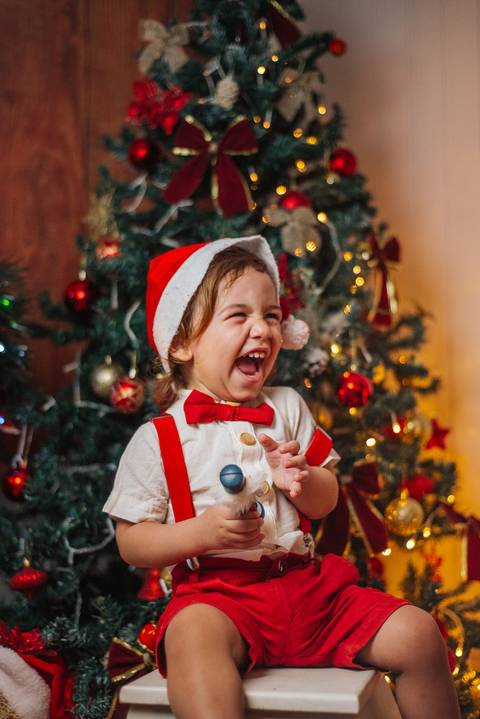 Inspiração de ensaio de Natal para grávidas com look leve.'