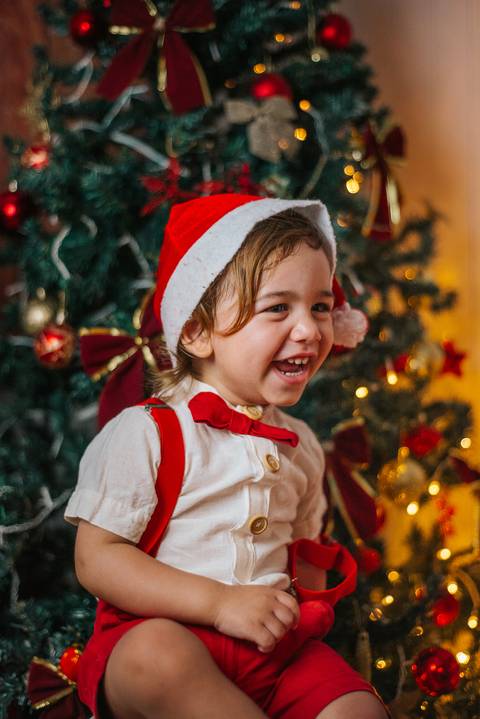 Ensaio natalino para gestantes com estilo sofisticado.'