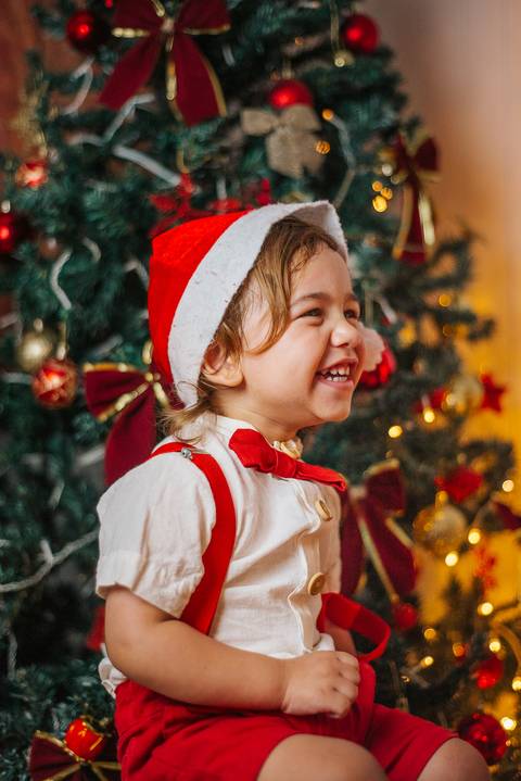 Ensaio gestante em clima natalino íntimo e acolhedor.'