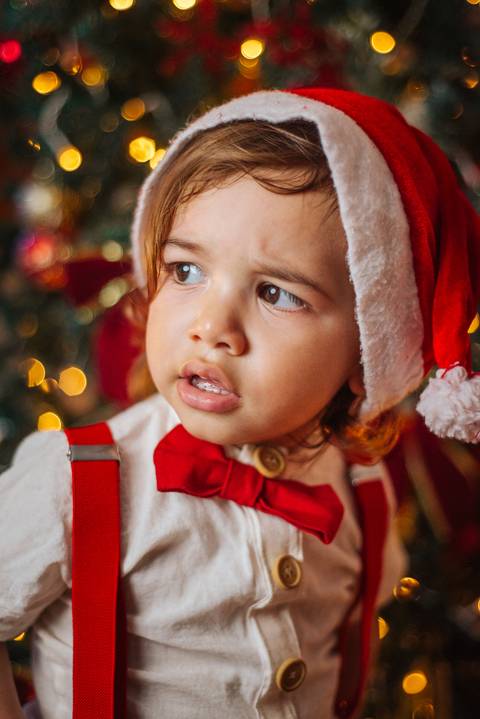 Gestante em ensaio de Natal com estética clean.'