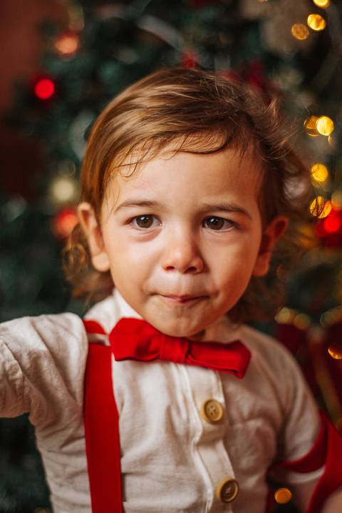 Ensaio natalino de casal em decoração elegante.'