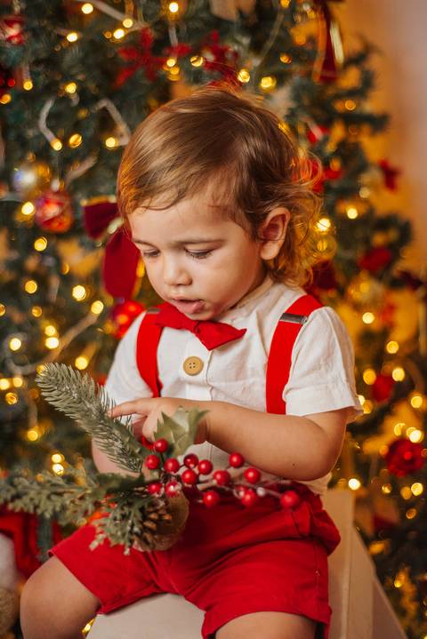 Foto romântica de casal em cenário clássico de Natal.'