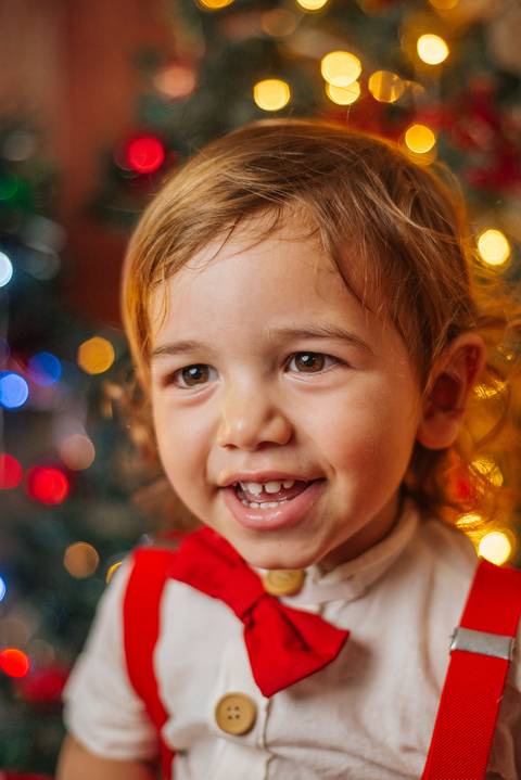 Ensaio de Natal em casa com decoração autêntica.'
