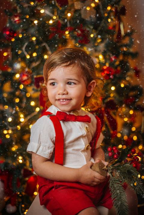 Inspiração de cenário natalino com madeira e luzes quentes.'