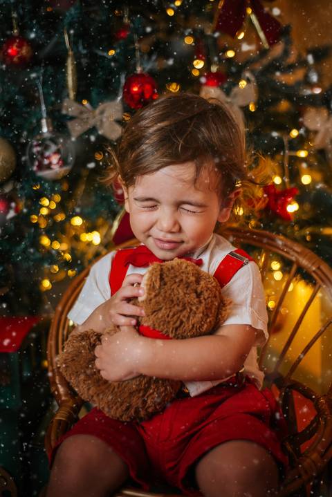 Sessão de Natal em casa com elementos naturais e simples.'