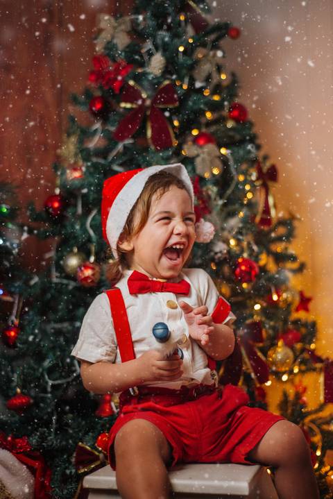 Fotografia infantil natalina em Farroupilha com toque afetivo.'