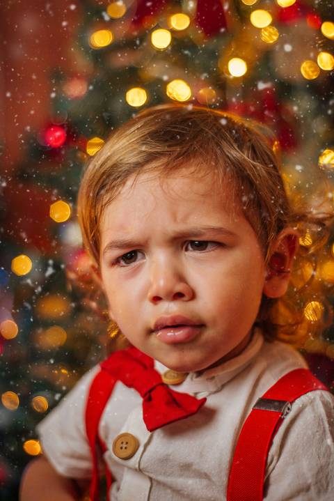 Inspiração de cenário natalino com madeira e luzes quentes.'