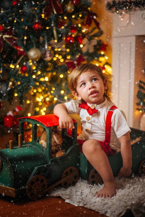 Bebê Evan em cenário natalino para inspiração de ensaio infantil.'