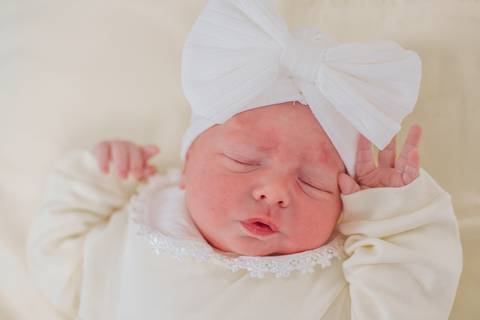 Recém-nascida Estela dormindo poucas horas após o nascimento no Hospital Tacchini, fotografia de parto em Bento Gonçalves RS.'