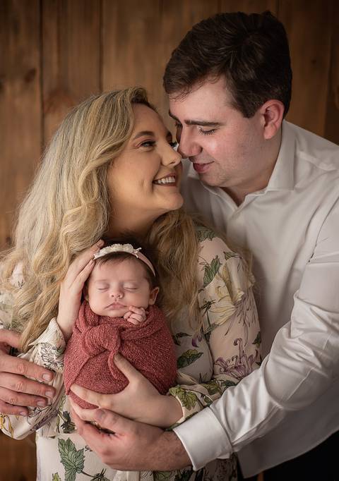 Bebê prematura com 3 meses em ensaio old newborn com os pais, retrato de família em estúdio'