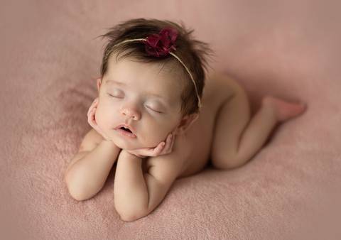 Fotografia old newborn de bebê prematura com 3 meses em close suave, iluminação delicada em estúdio'