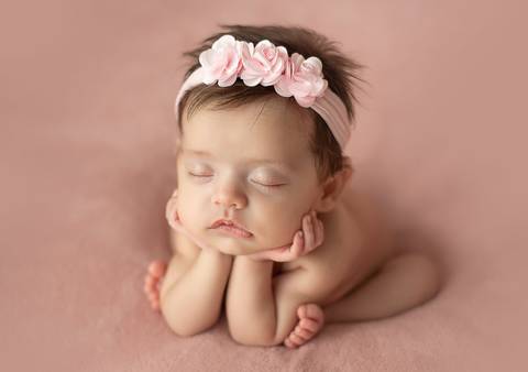 Bebê de 3 meses em ensaio old newborn usando faixa de cabelo, fotografia adaptada para recém-nascido mais velho'