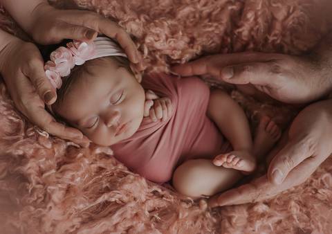 Ensaio old newborn com bebê prematura de 3 meses apoiada em manta texturizada, iluminação suave e condução cuidadosa'