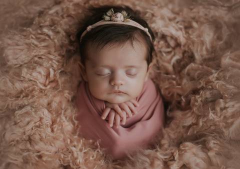 Bebê old newborn de 3 meses envolta em tecido rosado, ensaio adaptado para bebê que nasceu prematura'