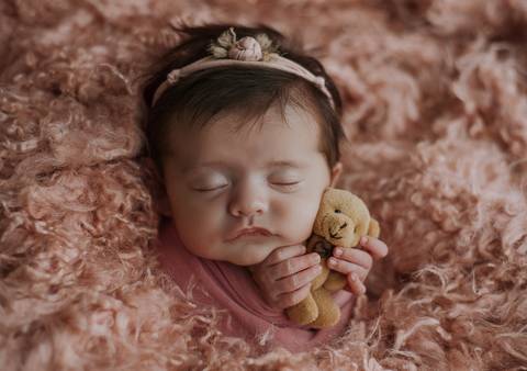 Fotografia old newborn de bebê prematura com 3 meses segurando ursinho, posição confortável respeitando o ritmo do bebê'