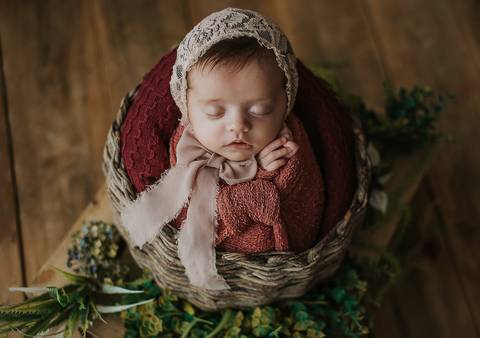 Ensaio old newborn com bebê prematura de 3 meses envolta em manta, fotografia profissional com técnica adaptada'