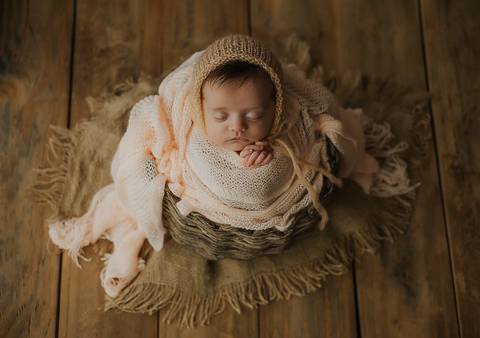 Bebê old newborn de 3 meses em cenário claro, posição relaxada respeitando as limitações do bebê'