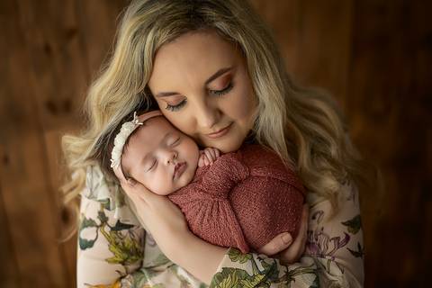Fotografia old newborn de bebê prematura com 3 meses no colo da mãe, registro de vínculo familiar em estúdio'