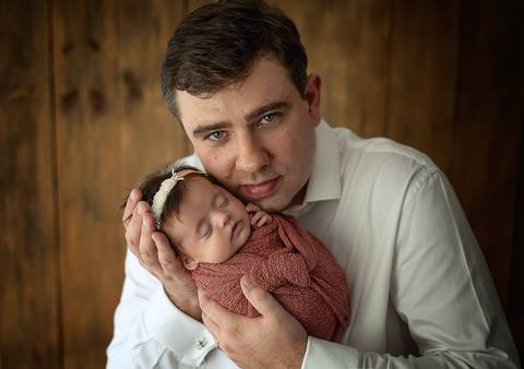 Ensaio old newborn com bebê de 3 meses e o pai, fotografia de família respeitando o tempo do bebê'