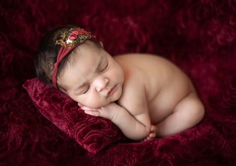 Bebê recém-nascida em ensaio newborn tradicional, posição confortável respeitando o período ideal'