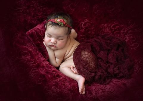 Ensaio newborn temático A Bela e a Fera, bebê recém-nascida em pose clássica de estúdio'