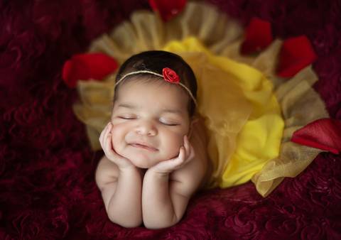 Fotografia newborn tradicional A Bela e a Fera, bebê recém-nascida com expressão serena em estúdio'