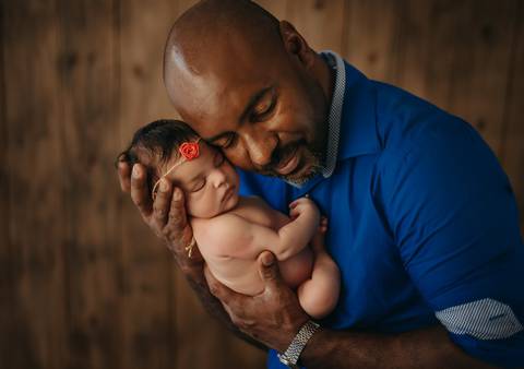 Ensaio newborn tradicional com bebê recém-nascida e o pai, retrato de família nos primeiros dias de vida'