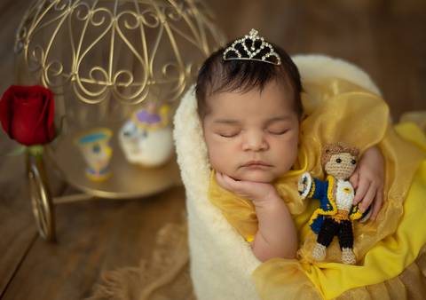 Bebê recém-nascida em ensaio newborn tradicional, pose lateral confortável em estúdio'