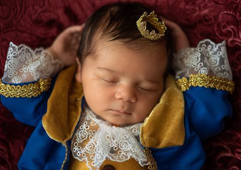 Fotografia newborn temática A Bela e a Fera, close suave do bebê recém-nascido em estúdio'