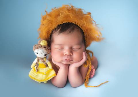 Bebê recém-nascido em ensaio newborn temático, figurino inspirado na Fera em versão adaptada para bebê'